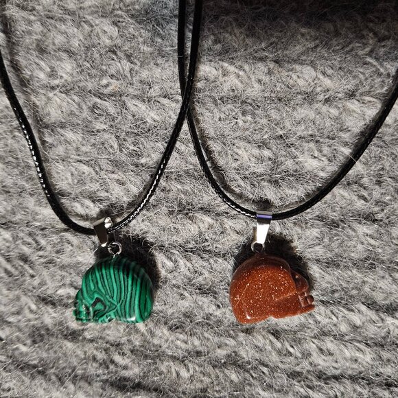 1 skull gemstone/crystal pendant, goldstone or malachite, black cord, new - Picture 1 of 3